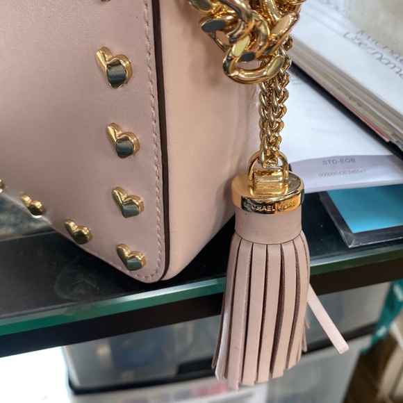 Michael Kors pink shoulder bag with matching wallet. Excellent condition! - Picture 5 of 11